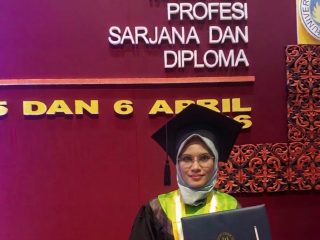 Wisuda UNP ke-142, Fitri Sadilla Sabet Gelar Magister dan Siap Mengabdi untuk Masyarakat