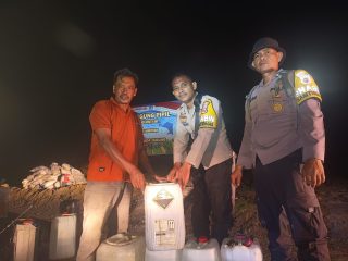 POLISI CINTA PETANI, BHABINKAMTIBMAS POLSEK SINGINGI HILIR SERAHKAN BANTUAN PUPUK DUKUNG KETAHANAN PANGAN 