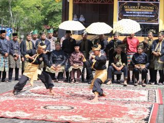 Sambut Kapolres Meranti dengan Tepuk Tepung Tawar, LAMR Tegaskan Sinergi Adat dan Polri Jaga Kamtibmas