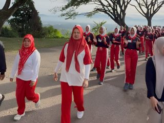 TURUT SEMARAKKAN SOLOK SEHAT 60 CALON PASKIBRAKA SAMBUT NY. NIA KURNIATI DENGAN FORMASIKHAS